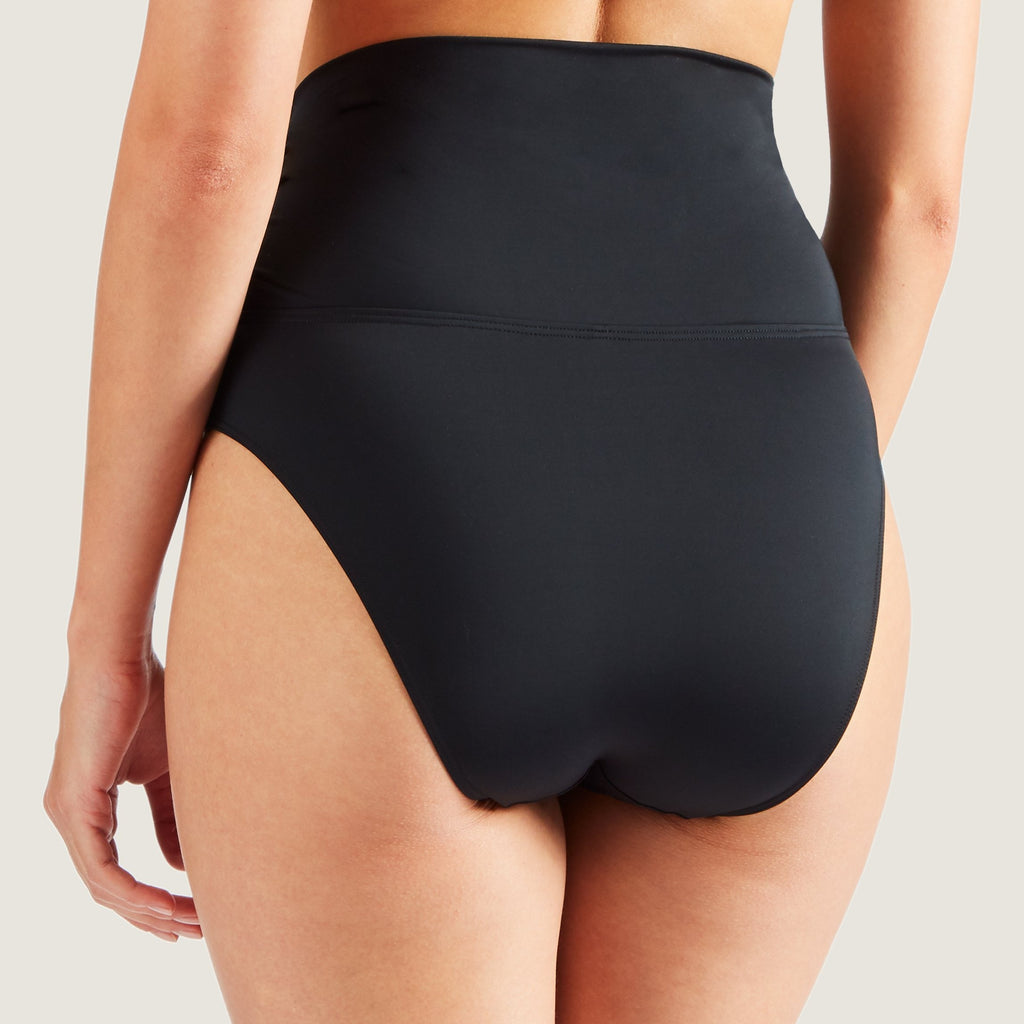 Aubade Douceur High Waist Bikini Briefs with adjustable band. The perfect brief for a full coverage and optimal comfort.