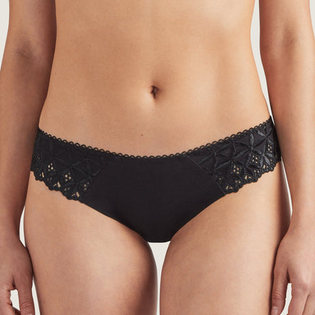 The iconic  Aubade Bahia cotton thong combines modernity with comfort thanks to its cotton knit fabric and the broderie anglaise