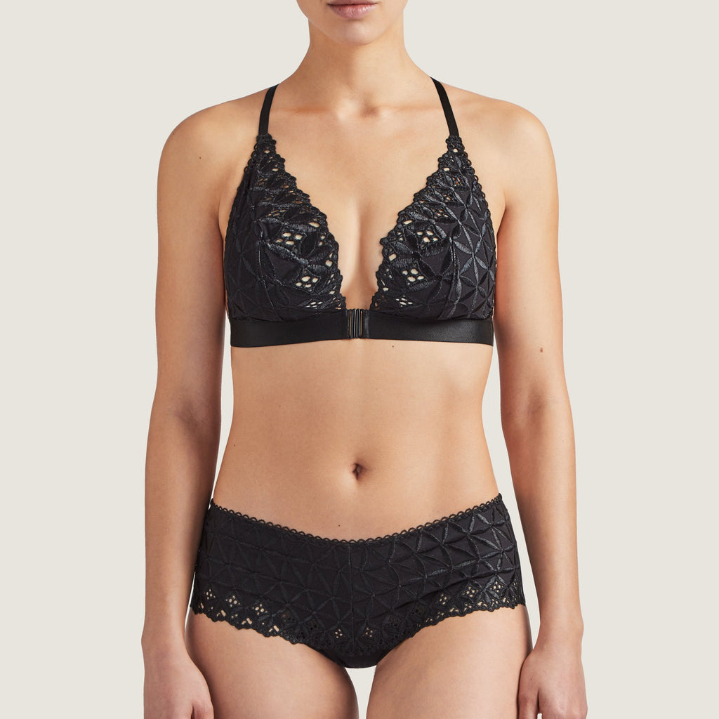 Aubade Bahia Cotton Racer Back Wireless Bralette combines modernity with comfort thanks to its cotton knit fabric and the broderie anglaise. 