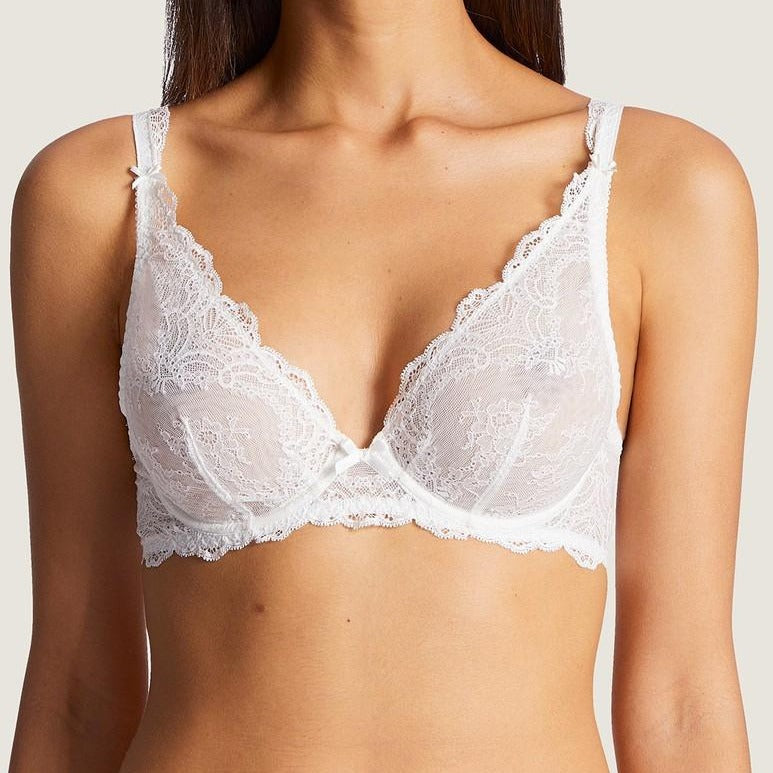 The Aubade Danse Plunge Bra is wired and its triangle shape offer great coverage. The lace traces a triangle of delicate embroidery with the addition of scalloped edging to enhance the floral design. From the top of the shoulders to the curve of the breasts, this underwired piece provides a lightweight feel.Featuring very varied designs, this line offers beautiful yet comfortable lingerie in intense Ivory or Teal